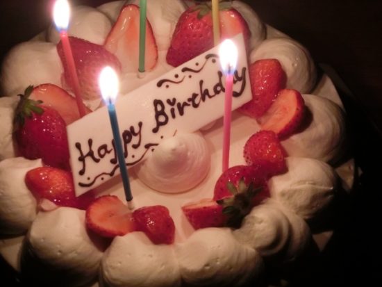 誕生日ケーキはホールとカットどっち カットケーキにプレートは プレートだけは Definitely