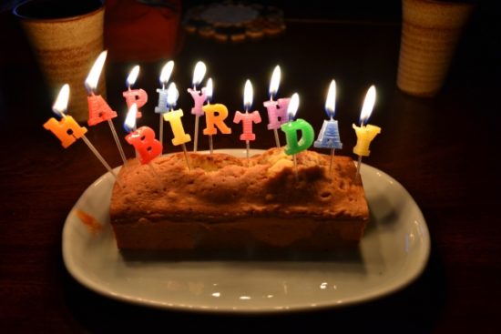 誕生日ケーキはホールとカットどっち カットケーキにプレートは プレートだけは Definitely
