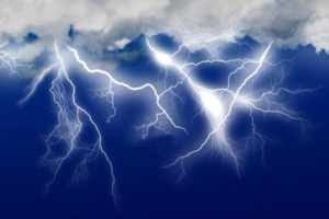雷の原理をわかりやすく説明!稲妻と稲光の違いや由来は?|Definitely